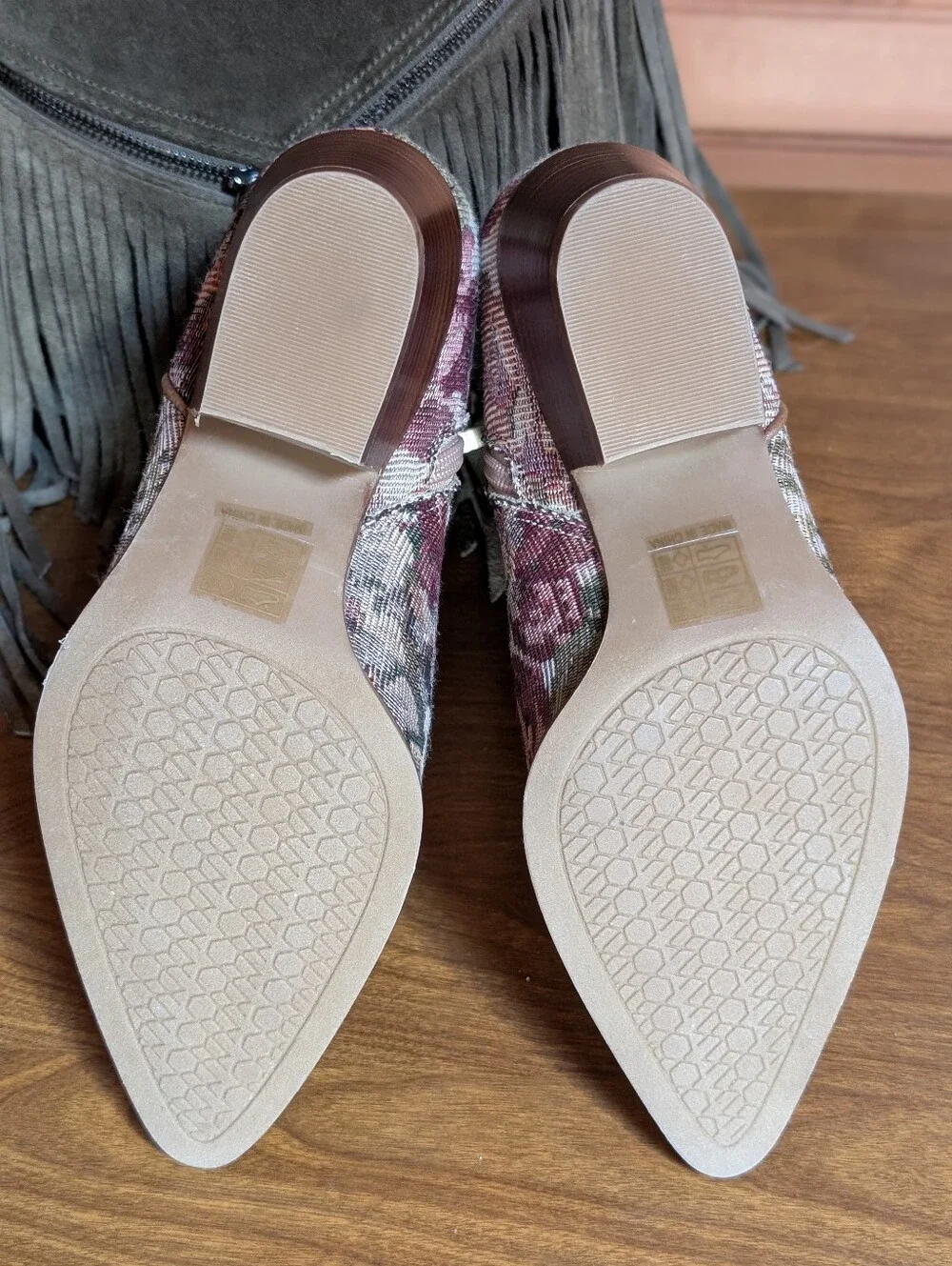 Oasis Society Women's Size 7 Karina Mauve Floral Tapestry Ankle Boots